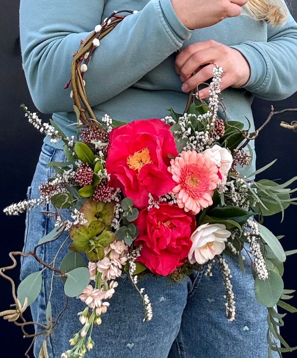 vasthouden van handtas gemaakt van bloemen