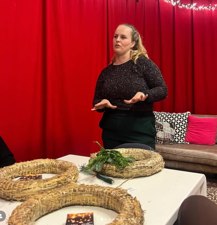Sharon geeft persoonlijke begeleiding tijdens een bloemschikworkshop op de KunstMaakplaats in Reeuwijk