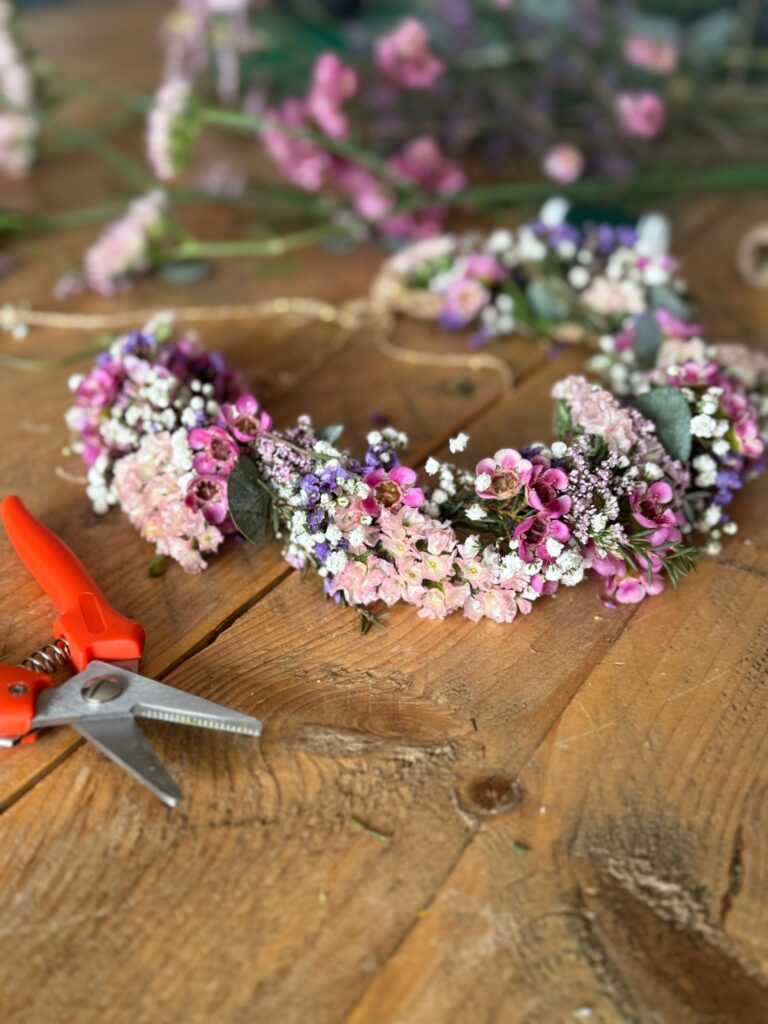De workshop tafel met de bloemenkroon tijdens een bloemschikworkshop bij Bloom & Beyond in Reeuwijk