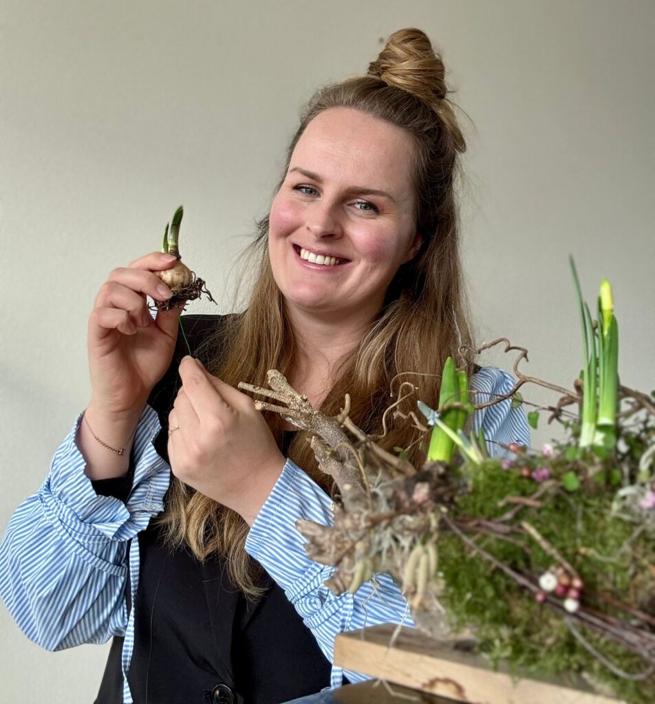 Sharon van der Wouden-Smit uitleg bloemenworkshop in Reeuwijk